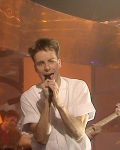 ‘Fergus Sings The Blues’ on Top of the Pops in 1989! 👀 Watch the full performance on the Deacon Blue YouTube Channel. The single went onto peak at No.14 on the official UK singles chart. | Deacon Blue