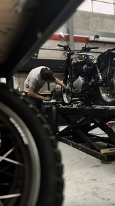 BAAK x BSA / Step #2: Front Rear Loop In this step, our craftsmen meticulously shape the rear loop in polished stainless steel. Each curve is designed to combine elegance and durability, turning the rear fender into a signature element that enhances the motorcycle’s silhouette. Discover the craftsmanship and passion behind every detail, delivering a result that embodies the spirit of BAAK x BSA. ——— BAAK x BSA / Step #2 : Boucle Arrière Dans cette nouvelle étape, nos artisans façonnent avec préc