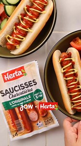 69K views | Les saucisses charcutières L’Originale de Herta s’invitent dans un hot dog savoureux, accompagné d’une salade de crudités ultra fraîche pour un repas à la fois simple et gourmand.  : Recette de Hot dog & salade de crudités dispo sur l’app ou sur jow.fr | Jow | Facebook