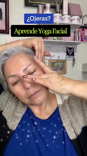 Elimina Ojeras y Líneas de Expresión con Yoga Facial | Ejercicio Rápido para Rejuvenecer tu Mirada ¿Te preocupan las ojeras y las líneas de expresión alrededor de los ojos? 👀 En este video te enseño un breve ejercicio de yoga facial para eliminar ojeras y suavizar arrugas, ideal si buscas una mirada más descansada y joven sin recurrir a tratamientos invasivos. Practícalo 30 veces al día y en pocos días notarás cómo tu piel se ve más firme, luminosa y rejuvenecida. 🌿 Este masaje facial activa l