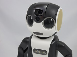 「RoBoHoN」ファーストインプレッション 思わず笑顔がこぼれるコミュニケーションツール