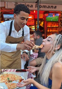 La pizza col ketchup: il modo più veloce per far piangere tutta l’Italia 🇮🇹🍝😂 ⏰Siamo aperti dalle 8.00 alle 03.00 📍 Campo de’ Fiori, 10/A 🏛 🎥 @stassuccess #dovemangiarearoma #ristoranteroma #ristorante #humor #viral