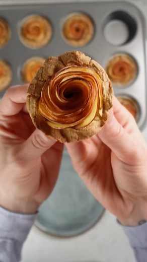 Apfel-Rosen-Muffins zu Valentinstag. 🌹 Vegan, glutenfrei und eine himmlisch süße Idee für deine*n Liebste*n zum Fest der Liebe! 💘 Du brauchst nur folgende Zutaten: 3-4 Äpfel 300 g Buchweizenmehl 80 g Bio-Kokosmehl 60 g Erdmandelmehl 80 g Bio-Kokosblütenzucker 1 TL Backpulver 1 TL Zimt 80 g Bio-Kokosöl 2 EL Bio-Mandelmus weiß 1 frisch ausgepresste Orange 180 ml Mandelmilch Außerdem: Puderzucker Und so geht’s: 1️⃣ Alle trockenen Zutaten miteinander vermengen. 2️⃣ Kokosöl schmelzen lassen. 3️⃣ Ko