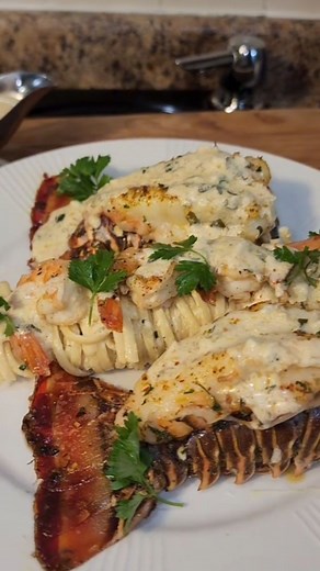 Addicted to garlic alfredo sauce homemade #reels #cookingvideo #seafood #pasta | Roy Joseph Savoy III