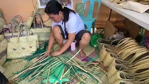 WATCH: Bag handweaving demonstration in Bacacay, Albay on Monday (Oct. 9, 2023), part of the Philippine Experience Program’s “Experience Bicol: A Tapestry of History, Tradition and Arts “Pag-salad.” Strips of karagumoy leaves are set on a wooden molder that serves as guide for the size and thickness. Bags are sold from PHP50 to PHP650 per piece. | via Connie Calipay | Philippine News Agency