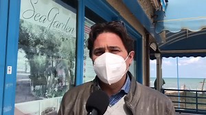 Estate 2021, partenza di nuovo in salita. Venditti: "Dopo un anno non ce lo aspettavamo" La sensazione è che “ad un anno di distanza ci ritroviamo nella stessa identica condizione dell’anno scorso. Certo adesso abbiamo più esperienza anche organizzativa ma nessuno si aspettava di essere punto e accapo”. Cerca di vedere il bicchiere mezzo pieno in una situazione che rischia nuovamente di creare difficoltà al comparto dei balneatori Domenico Venditti, presidente del Sib Molise, uno dei sindacati d