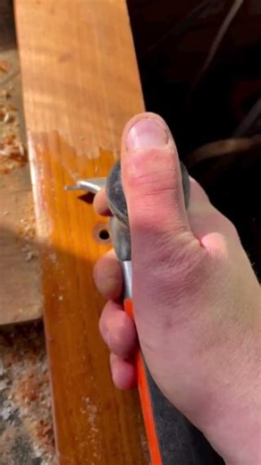 Scrape it off, scrape it off 🎶 A scraper for every surface, from large, exposed areas to intricate, hard-to-access details. An efficient and versatile solution for paint removal.The dual-grip, two-component handle allows for pulling with one hand, while the other adjusts the force applied to the blade #furniturerestoration #woodworker #bahcotools | Bahco