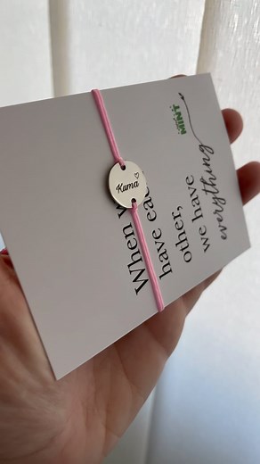 Kuma💕 #graviranje #pozelji #kuma #narukvica #nakit #nakitmint #handmade #stainlesssteel #nerdjajucicelik *izaberite gravuru, a i boju kanapa. 💫 | Nakit Mint