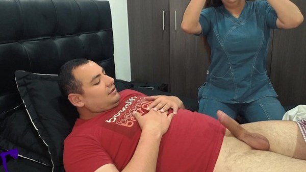 Doctora puta me saca muestra de mi semen y la recoge con boca después de clavarse mi verga
