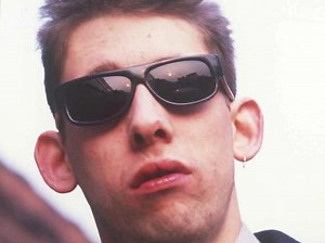 #ThePogues 在音乐上可说是朋克与爱尔兰音乐的结合。除了在和弦走向及歌词中运用了朋克元素外，混合着主唱Shane MacGowan(1957-2023)懒散而反叛的表演风格，尽管大多是叙事诗，却唱出了一股子朋克味儿。
