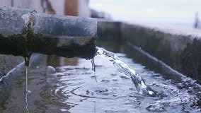 Промышленная и заводская сточная труба в канал и море сток-видео - Видео насчитывающей загрязнение, сток: 162821517