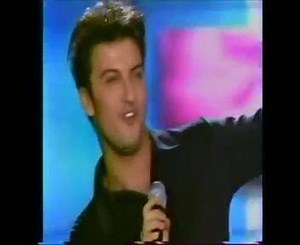 Le chanteur Tarkan fête ses 47 ans ! Qui se souvient de son tube "Simarik" et ses fameux "kiss kiss" ? 💋 | Purecharts