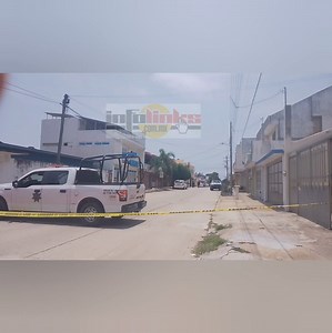 *Rafaguean a masculino en la colonia Puerto Mexico* *Detienen a presuntos sicarios De varios impactos de arma de fuego de grueso calibre, fue ejecutada la tarde de este viernes, una persona del sexo masculino, en la colonia Puerto México de Coatzacoalcos, cuando circulaba a bordo de una motocicleta color rojo. Eran alrededor de las 11:45 de la mañana, cuando los vecinos de la calle Salvador Díaz Mirón entre Francisco Zarco y Platón Sánchez, escucharon por lo menos 15 detonaciones. Extraoficialme