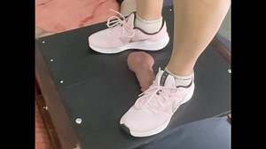 Der Fußdiener Erträgt Die Folter Des Footjobs Und Des Shoejobs - HDSex.org