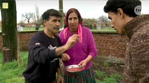 CZAS NA DOKUMENT. "BUŁGARSKI TARG DZIEWIC" INFORMACJA DLA OSÓB KOMENTUJĄCYCH NIE JEST TO ŻADEN ROMSKI ZWYCZAJ BO NIGDY TAKIEGO NIE BYŁO I NIE MA W KULTURZE ROMSKIEJ! SPOŁECZNOŚĆ ROMSKA/BUŁGARSKA TO INNA KULTURA INNE ZWYCZAJE INNE TRADYCJE I INNY JĘZYK. PROSIMY WIĘC ABY NAS POLSKICH ROMÓW Z NIMI W ŻADEN SPOSÓB NIE UTOŻSAMIAĆ! NIE MAMY NIC Z NIMI WSPÓLNEGO W 21 WIEKU MIMO ŻE BUŁGARIA JEST W UNII EUROPEJSKIEJ TO SWOIMI OBYCZAJAMI POGWAŁCAJĄ WSZYSTKIE PRAWA CZŁOWIEKA. | ROMA RADIO