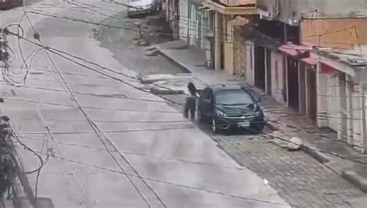 🔴#Guayaquil Norte, Alborada 13, #Guayaquil, delincuentes asaltan de manera violenta a una pareja que llega a un domicilio. | Comunidad