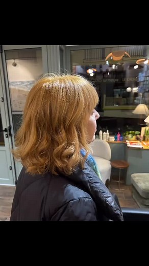 Coloration 100% vegetale ! Cheveux 100% blancs dessus ! Technique inversée , jonction décoction noire puis blond vénitien saupoudré de poudre miraculeuse De cuivre intense ! Pour encore plus de brillance #marcapar #royan #edgaretlouise | Edgar & Louise