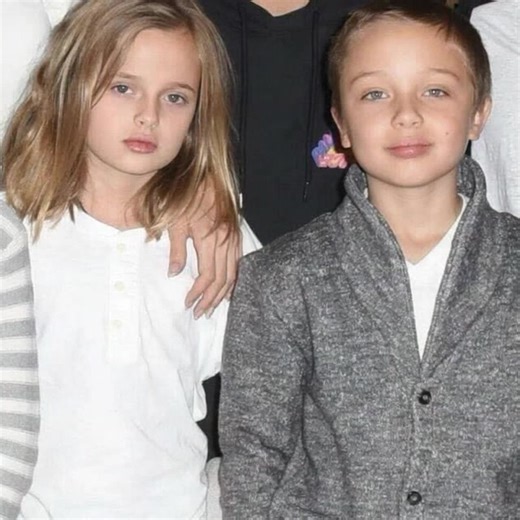 Comme Angelina et Brad😍😲 Les jumeaux d'Angelina Jolie et Brad Pitt ont été aperçus en train de se promener à Los Angeles.❤️ Regardez leurs photos dans le premier commentaire !👇🏻👇🏻👇🏻 | C'est le Prénom.