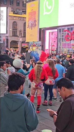 women wearing body paint at times square. #bodypaint #nyc #newyork #timessquare