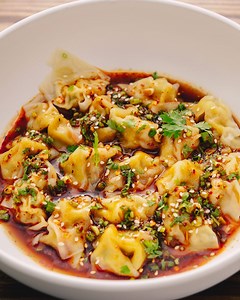 31K views · 1.8K reactions | Spicy Sichuan dumplings... give them a chilli oil bath! Get the recipe: marionskitchen.com/spicy-sichuan-wontons | Marion Cooks Asian Food Classics | Facebook