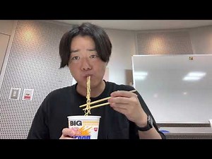 カップヌードルを食うシュウペイ