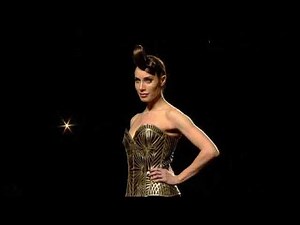 Maya Hansen lleva un corsé en 3D a Madrid Fashion Week