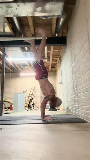 HSPU negative #eccentrictraining #handstandpushup