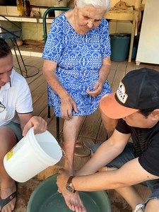 Lavando os pés da MAMÃE depois dela ir nos CANTEIROS - Francis Lopes E Família | Francis Lopes E Família