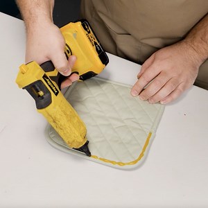 9.2K views · 18 reactions | Gant de four transformé en porte-monnaie fait rapidement️ | Brico Famille | Facebook