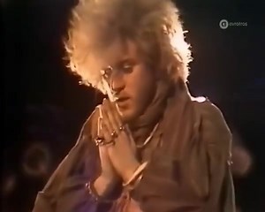 80's... "Fade to Grey" est une chanson du groupe de new wave britannique Visage, paru en single en novembre 1980, extraite de l'album Visage. Le premier clip de cette chanson a été réalisé par Godley & Creme. Apparaissant avec Steve Strange dans la vidéo, c'est son amie, surnommée Princess Julia, une DJ et écrivaine musicale anglaise, qui a mimé les paroles françaises de cette vidéo. #Visage | Daniel Bourlard