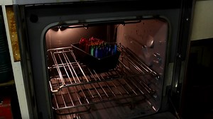 A bagat la cuptor 256 de creioane colorate. Ce a facut apoi e uimitor. VIDEO