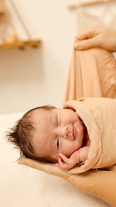 Langer bébé, ça sert à quoi ? 🤍 Le lange n’est pas juste un joli tissu : c’est une technique enveloppante qui rassure bébé, lui apporte sécurité et l’aide à mieux vivre certains moments du quotidien. ✨ Pourquoi langer ? ➡️ L’enveloppement rappelle les sensations du ventre maternel : bébé se sent contenu, soutenu, apaisé. ➡️ Ça limite le réflexe de Moro (les grands sursauts) et aide les bébés à être moins dispersés,. ➡️ On peut l’utiliser pour : 🛁 le bain enveloppé mais moins serré 🍼 le bibero