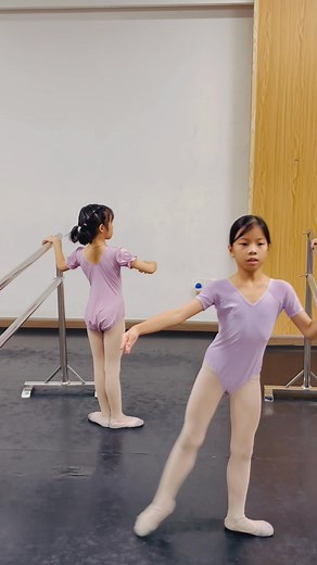 Mỗi ngày chỉ cần mình tốt hơn bản thân của ngày hôm trước. Quan sát, lặp lại với một chút nỗ lực hơn. Đều dặn sẽ hái quả ngọt nhé, cùng tiến tới gala cuối năm 2025 nào. ------------‐----------------- SÂN CHƠI NGHỆ THUẬTZalo/Tel. 036 959 7000 - 0977 377 456#ballet #balletclass #sanchoinghethuat #hothiennga #tapdance | SÂN CHƠI NGHỆ THUẬT