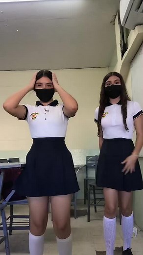 Colegialas Bailando en Minifaldas: Pasito Sexy