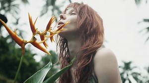 Modèle rouge sentant la fleur tropicale : vidéo de stock (100 % libre de droit) 3728679867 | Shutterstock