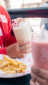 Un acercamiento para que te antojés de este Happier Hour: dos shakes originales por ₡5.000, de lunes a viernes, de 2 p.m. a 5 p.m. 🥤❤️🥤 | Johnny Rockets - Costa Rica