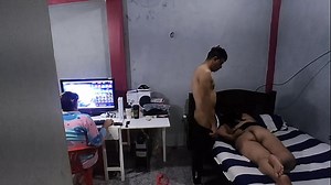 While my best friend plays on the PC I take advantage and fuck his stepmother&comma; what good sex I have the best friend who lends me his stepmother to fill her with milk every time I go to her house