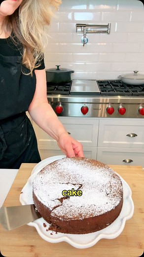 Torta Caprese 🇮🇹 Italian Chocolate Cake 🍫 This is a Rich chocolaty cake with a fudge like texture and is easy to make and naturally gluten free! #tortacaprese #glutenfreecake #italianchocolatecake #glutenfree #easycake #glutenfreechocolatecake #italian #cake #homebaking #fyp #italiano #chocolatecake #easycakerecipes Ingredients 200 grams quality dark chocolate 200 grams butter 6 Eggs separated 200 grams sugar 1 tbsp cocoa powder 1 tsp instant coffee 1/4 tsp salt 2 tbsp Grand Marnier 100 grams