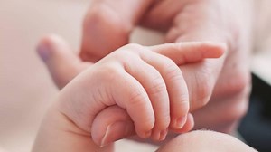 Perturbador: video muestra a un fantasma que empuja a una bebé mientras gateaba