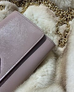 Brand New Prada Leather Wallet on Chain ✨ Comes in the cutest color ever! You can use it as a wallet or as a Mini Bag for a night out with the girls. 💫🤩 ______________________________ Retail: € 950 Our Price: € 450 off price from € 495 ______________________________ ✈️International Shipping DHL Express ✅Authenticity Guaranteed #EntrupyVerified 📩 To purchase, please proceed to our online store (www.ViaAnabel.com) 💰We accept Paypal, Bank Transfer, Credit/Debit Card or Western Union payments __