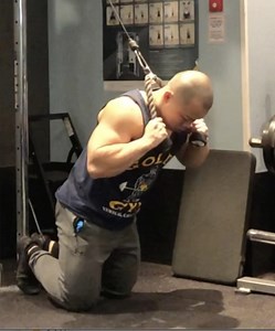 ケーブルクランチの効果＆やり方！短期間で腹筋をバキバキに割るコツを解説！ - Slope[スロープ]｜モテる男への坂道を登るメディア