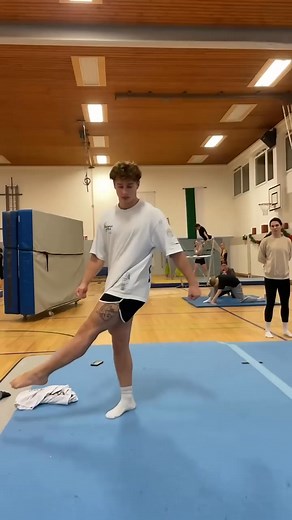 Acrobacia Genial #tricking #marcialarts #parkour #gym #gymmotivation #gymnastics #fypシ゚viralシ2024fyp #fypシ゚ #fypviralシ #love #Gimnacia #guapos | Charly Heras