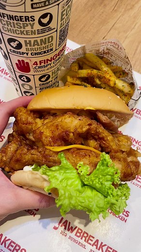 🇸🇬The best juicy crispy and huge new Chicken Chorizo Burger from 4Fingers Crispy Chicken 脆脆多汁超好吃汉堡🤤 #新加坡美食 #singapore #sgfoodie #burgers #sgfood | FoodieKom 新马大吃货