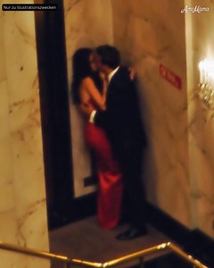 Auf der Hochzeit meiner Tochter erwischte ich IHREN VERLOBTEN UND IHRE BRAUTJUNGFER, WIE SIE SICH HEIMLICH AUF DIE TOILETTE SCHLICHEN! Neugierig folgte ich ihnen. Und tatsächlich, ich ERWISCHTE SIE BEIM KÜSSEN! Während meine Tochter da saß, im Brautkleid, mit den Gästen plauderte und sich auf ihr gemeinsames Leben freute, knutschte dieser Kerl mit ihrer Brautjungfer rum! Ich war so wütend, ich kann es gar nicht beschreiben. Aber das war noch nicht alles. Das Schlimmste war, WAS sie sagten: Er: „