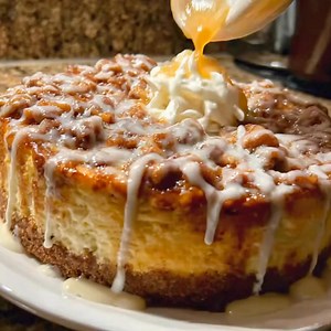 Honey Bun Cheesecake If a honey bun and a cheesecake had a love story, this would be the ending we’d all crave. 🍯✨ Imagine a silky, creamy cheesecake kissed with cinnamon, vanilla, and a buttery Nilla wafer crust—it’s sweet, spiced, and downright heavenly. One bite, and you’ll see why this dessert has guests asking for the recipe before they even finish their slice! FULL RECIPE 👇👇👇💬 | Cakecrafted Recipes