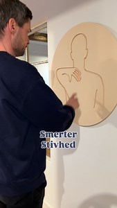 Smerter og stivhed i nakken?? Det behøver ikke være et nakkeproblem. Prøv det her. Hjernens output - altså nakkens bevægelighed og smerteniveau i dette tilfælde - bestemmes i høj grad af de input der kommer til hjernen. Hvis den mangler input (mængde & kvalitet), så bliver output også dårligere. Derfor prøver vi med simple værktøjer (hænder, blød hammer og gaffel) at sprøjte en masse input ind til hjernen, fra nakken. Overfladisk stimulation, dyb/vibration stimulation og spids/advarende stimulat