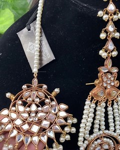 “PARWAAN BIG STYLE EARRINGS TEEKA SET” | Kundan beauty studded in gorgeous style jewels 💎 ready to shop exclusively by #bukhariaccessories 💫 #jewellery #pakistani #karachi #lahore #islamabad #goldplated #love #desijewellery #easternjewellery #wedding #asian #bangle #bracelet #ring #pendant #sets #necklace #diamond #gold #western #vintage #instagood #coolearrings #necklace #instagram #jewel | Bukhari Accessories