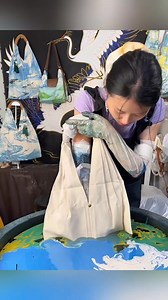 9K views · 444 reactions | Elaborando un #bag usando técnicas tradicionales de tintado de laca, puedes descubrir escenas impresionantes de montañas cubiertas de nieve y cielos azules. #ChinaElSalvador #amistadverdadera  | Embajada China SV | Facebook