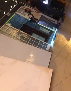 22K views · 367 reactions | Empresário expulsa um homem com empurrão em pizzaria. O vídeo que circulou nas redes sociais causou revolta em muita gente. No vídeo mostra o desentendimento entre o proprietário de uma pizzaria na área central de Franca e um suposto entregador. Os dois discutem, o dono chega a contar até três e da um empurrão no rapaz que vai parar fora do estabelecimento e logo o vídeo é finalizado. | Em Primeira Mão | Facebook