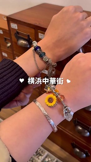 アクセサリー作りができるお店です🩷🩷🩷 よくDMでご質問いただきますが、ご予約不要ですー！ お待ちしてます😊🌷 ★ブレスレット価格 一般2500円 学生2000円 ※この価格でブレスレットとパーツ3つ選べます(4つ目以降は１パーツ200円) つけ放題:3500円 ★場所 横浜店:神奈川県横浜市中区山下町１６６横濱バザール301 ★予約 今の所不要ですが多くなりすぎた場合は制限する 可能性あり ★所要時間 30分〜1時間 ★営業日時 営業日時は詳しくはインスタをご確認ください◎ ★支払方法 現金、PayPay、カード #アクセサリー作り #横浜観光 #横浜中華街 #人気スポット #デート横浜